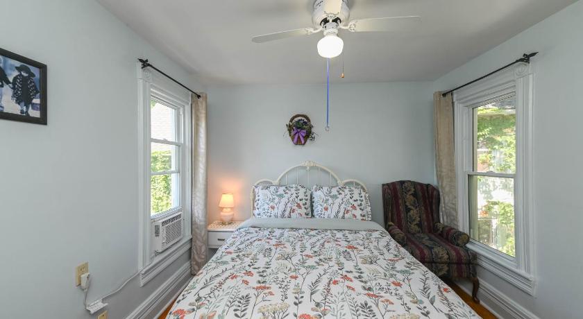 Image of Queen Room 1