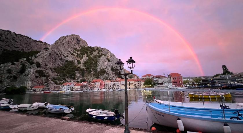 Omis apartment - near beach and town center, ground floor with small garden
