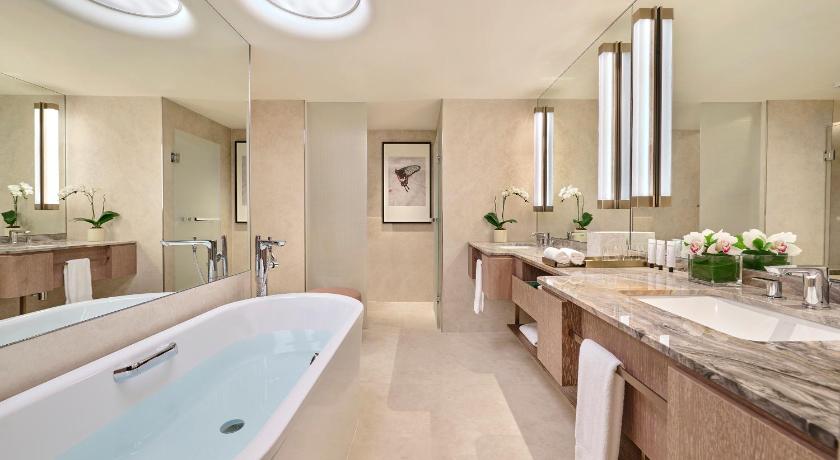 Image of Marina Bay Suite with Balcony 2