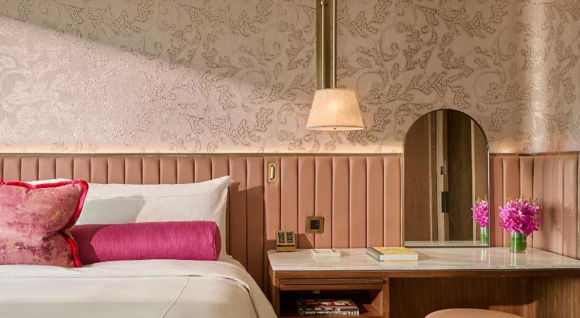 Image of Marina Bay Suite with Balcony 9
