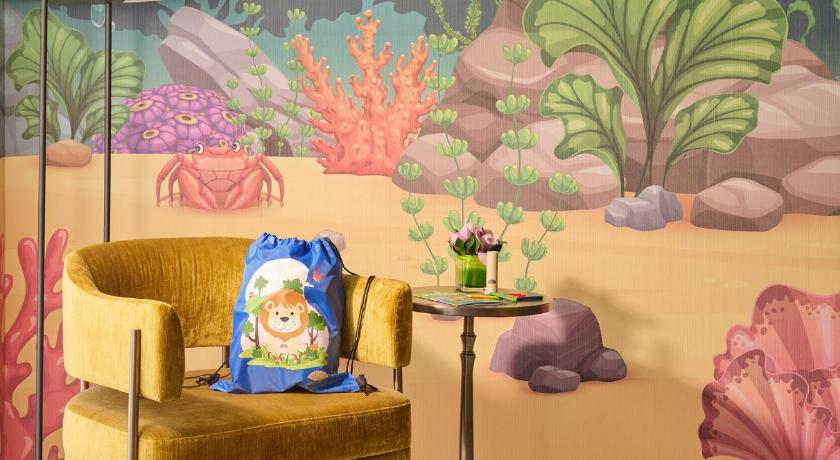 Image of Family Theme Suite 9