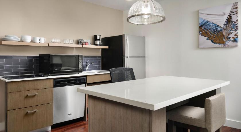 Image of One Bedroom Two Queen Accessible Suite Bathtub 1