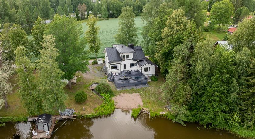 Iso ylellinen villa omalla rannalla! Poreamme sisältyy hintaan!