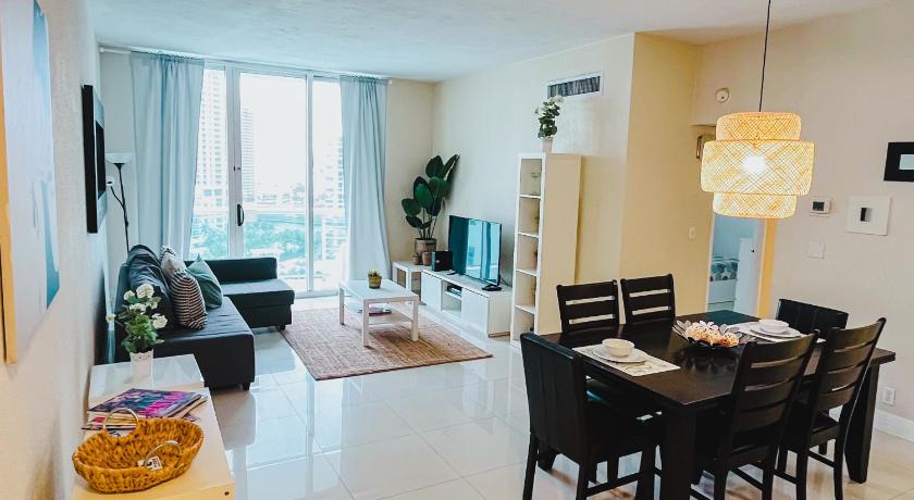 Hallandale Beach Hallandale Condo, Partial Ocean View Direct Beach and Pool Access Hollywood Beach 3-Star Accommodation suite