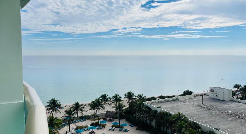 Hallandale Beach Hallandale Condo, Partial Ocean View Direct Beach and Pool Access Hollywood Beach 3-Star Accommodation amenity
