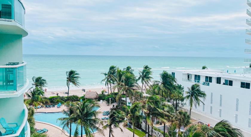 Hallandale Beach Hallandale Condo, Partial Ocean View Direct Beach and Pool Access Hollywood Beach 3-Star Accommodation pool