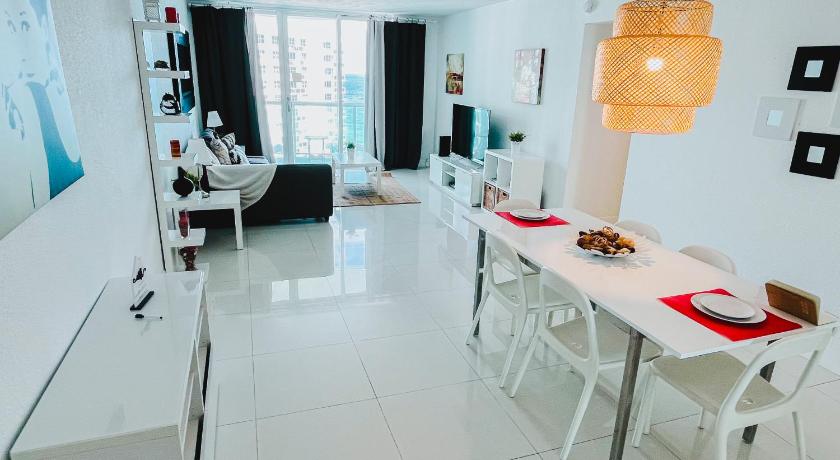 Hallandale Beach Hallandale Condo, Partial Ocean View Direct Beach and Pool Access Hollywood Beach 3-Star Accommodation restaurant