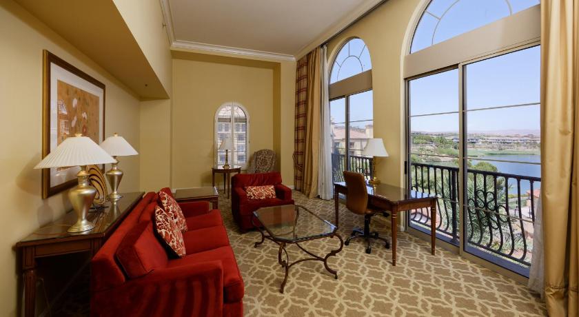 Image of 1 King Bed Suite 3