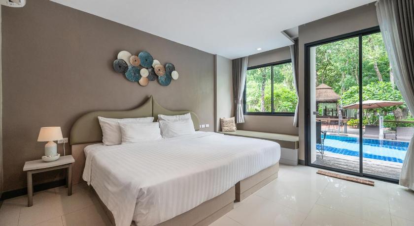 Image of Deluxe Pool Access King Bed 0