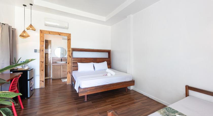 Image of Deluxe Double Room with Side Sea View 8