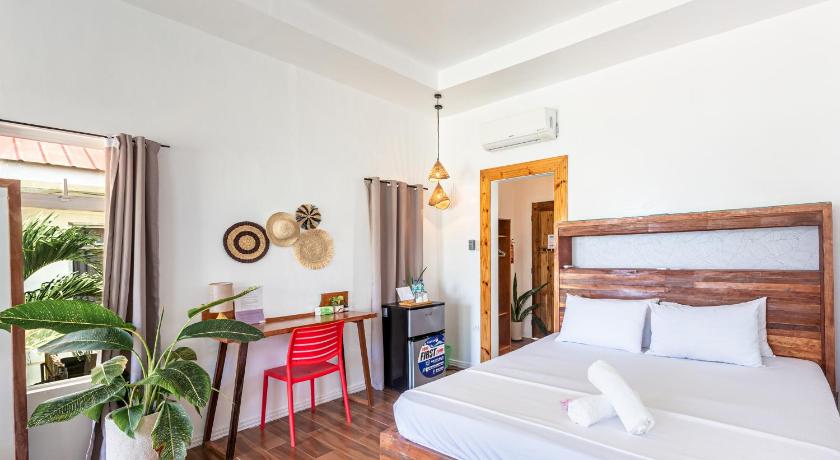 Image of Deluxe Double Room with Side Sea View 6