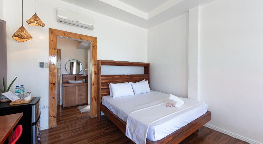 Image of Deluxe Double Room with Side Sea View 13