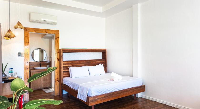Image of Deluxe Double Room with Side Sea View 9