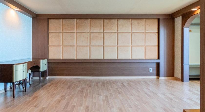 Image of Family Room 4