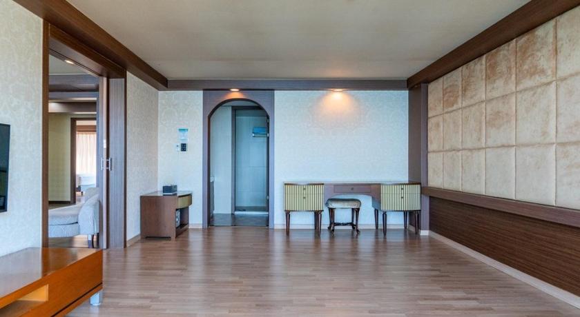 Image of Family Room 8