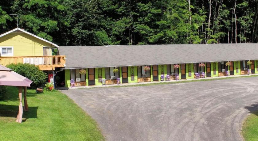 Starlite Motel & Suites photo