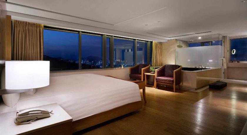 Bild av Deluxe Pool Namsan View - The Green Leaves of Summer PKG(Breakfast at Granum Dining Lounge, Indoor&Outdoor pool access, Fitness access for 2 people included) 4