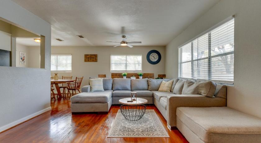 Sunny Fort Walton Beach Vacation Rental with Yard!