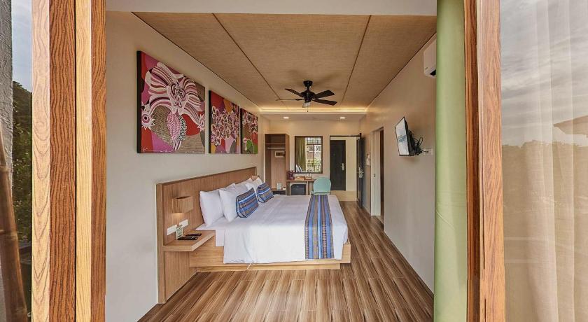 Image of Superior Room - King with Resort View 3