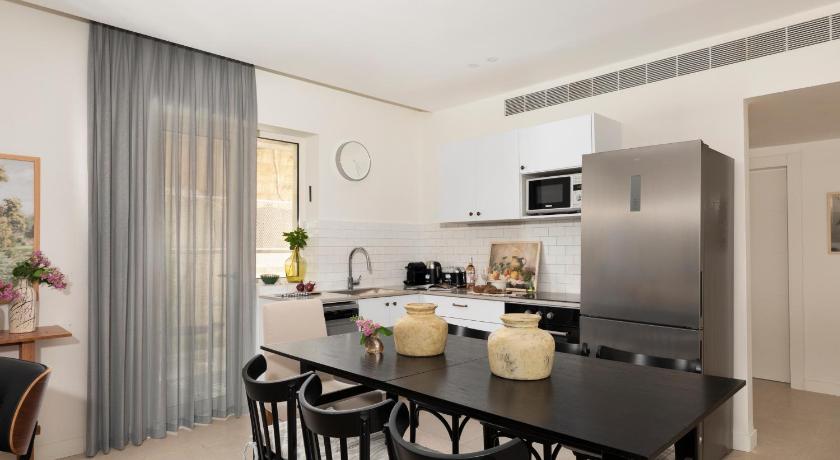 The J Luxury Apartments Near Mahane Yehuda - Perfect for Shabbat Stays