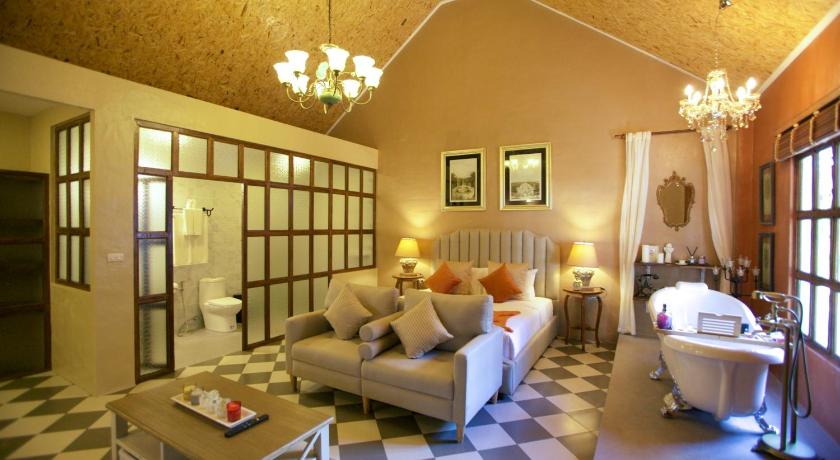 Image of Honeymoon Suite with Bathtub 3