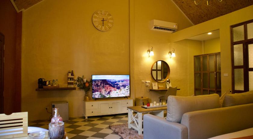 Image of Honeymoon Suite with Bathtub 11