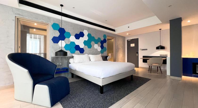 Image of Junior Suite Queen Bed 0
