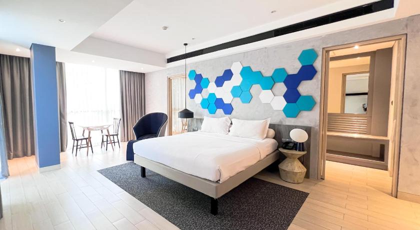 Image of Junior Suite Queen Bed 3