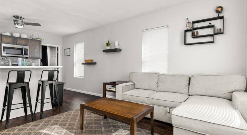 Cottage on Duryea - Cozy 1BD home in the Heights