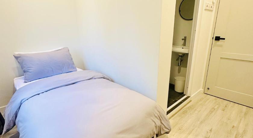 Image of Single Room with Bathroom 1