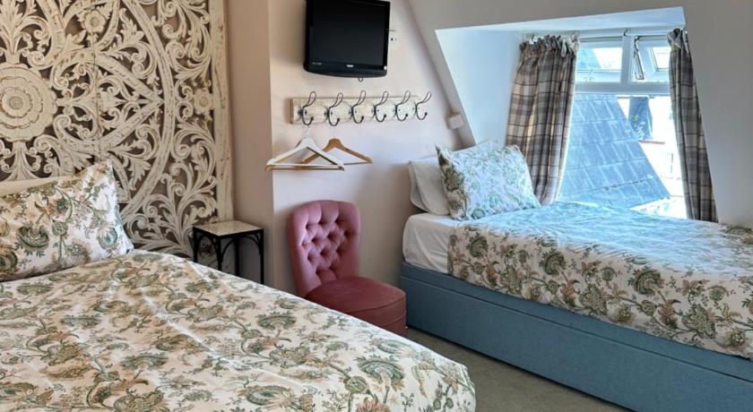 Image of Eight-Bedroom House 6