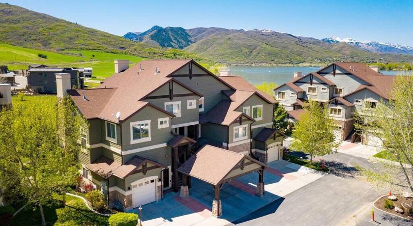 헌츠빌 (UT) Lakeside Escape 2 BR with Hot Tub 4성급 숙소 로비