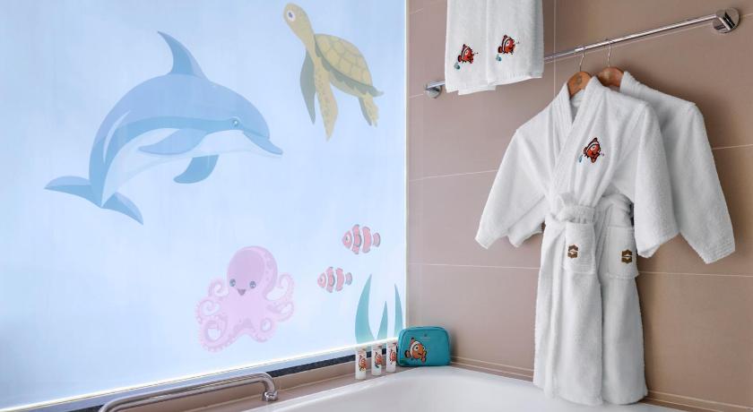 Image of Clown Fish Themed Family Room King 9