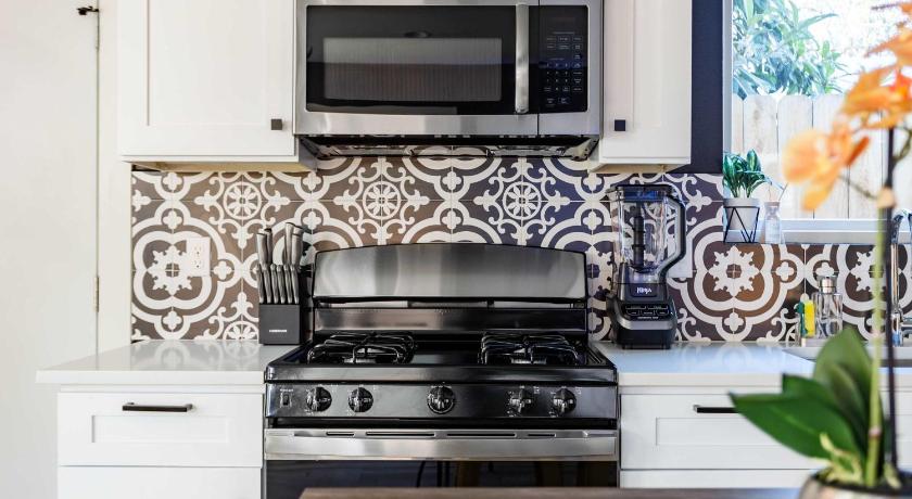 Austin Stunning 3rd St Retreat 4-Min Walk to 6th St 4-Star Accommodation restaurant