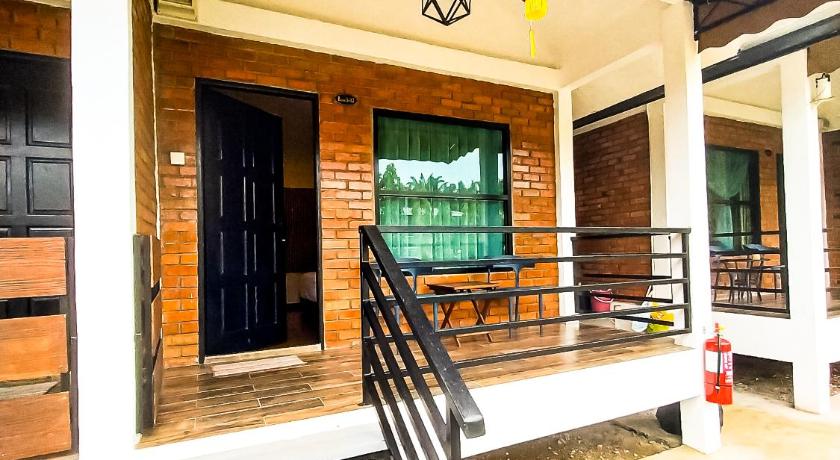 셈포르나 Pua Family Villa 1성급 호텔 수영장