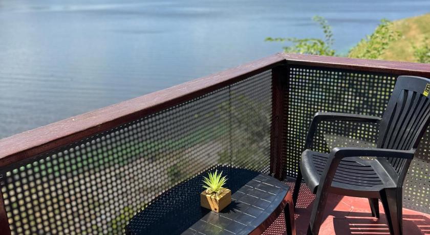 Ảnh của Phòng 4 Người Nhìn ra Hồ nước (Quadruple Room with Lake View) 1