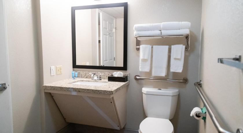 Image of Queen Room with 2 Queen Beds - Disability Access 7
