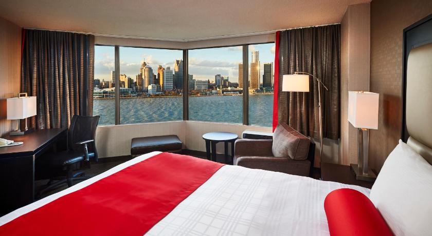 Image of Suite - 1 King Bed, Nonsmoking, Corner Room, Panoramic View 1