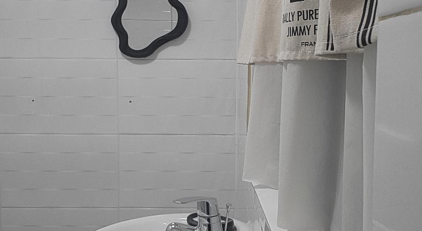 서울 서울 하우스 잠실 (SeoulhouseJamsil,풀옵션,신규오픈,3룸,2화장실,넓은거실,4인쇼파,8인식탁,잠실,롯데월) 3성급 싱글룸 부대시설