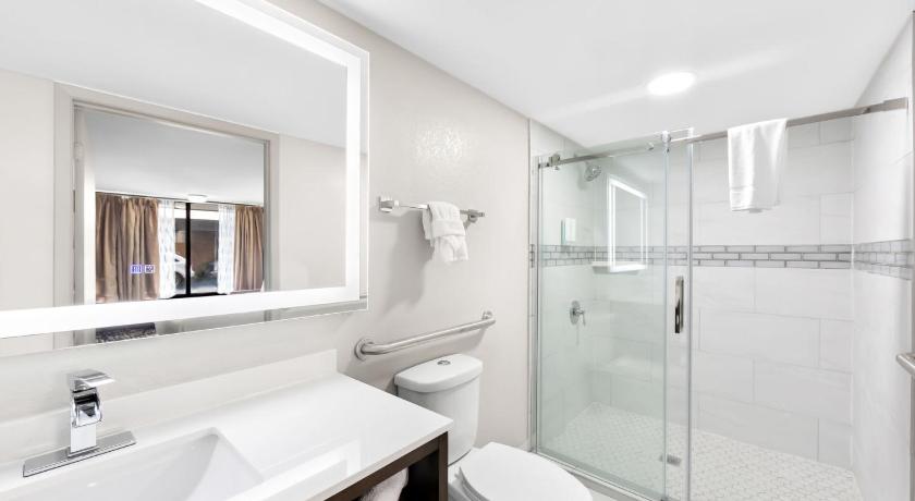 Image of Quadruple Room with Two Queen Beds and Roll-In Shower - Disability Access/Non Smoking/Exterior Hall 1