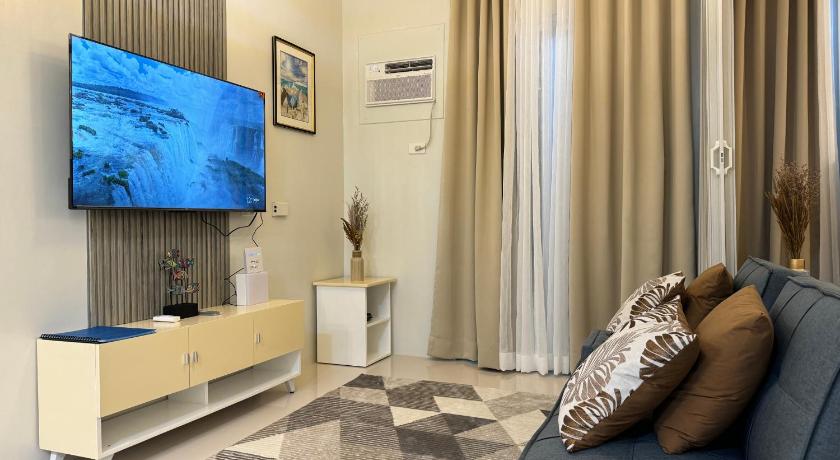 Verdant Condo Studio | Pool | Balcony | Near Airport - image 18
