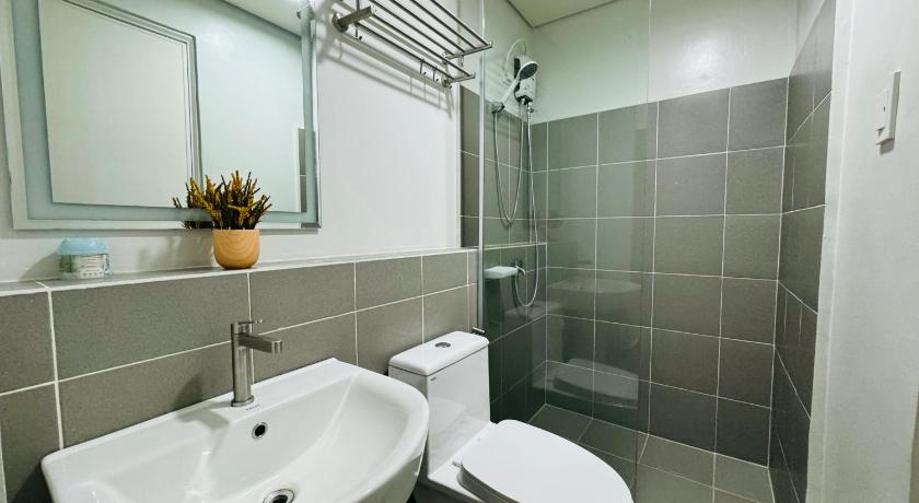 Verdant Condo Studio | Pool | Balcony | Near Airport - image 35