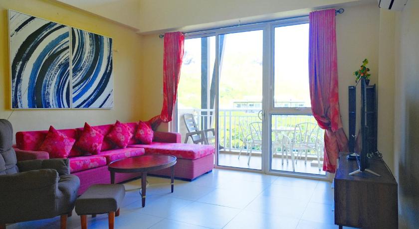 Image of Three-Bedroom Apartment with Lake View 0