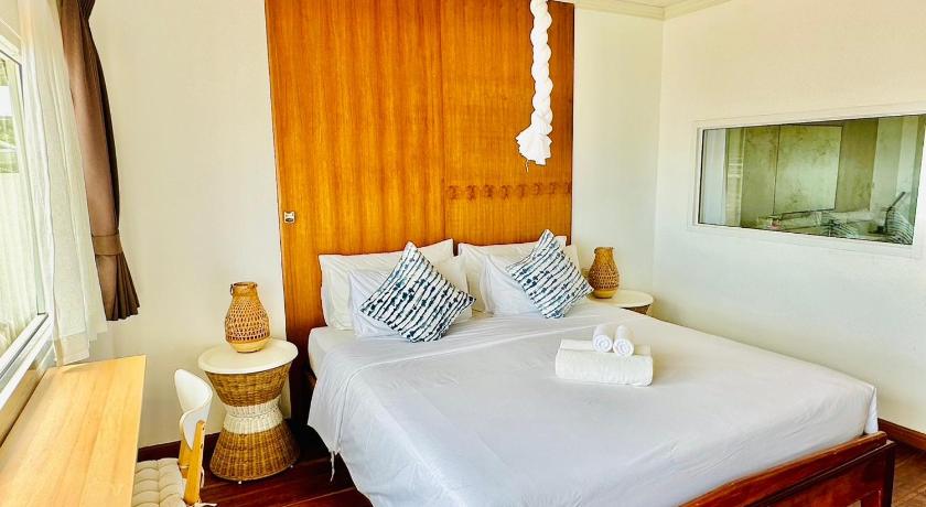 Image of Deluxe Beachfront Bungalow 9