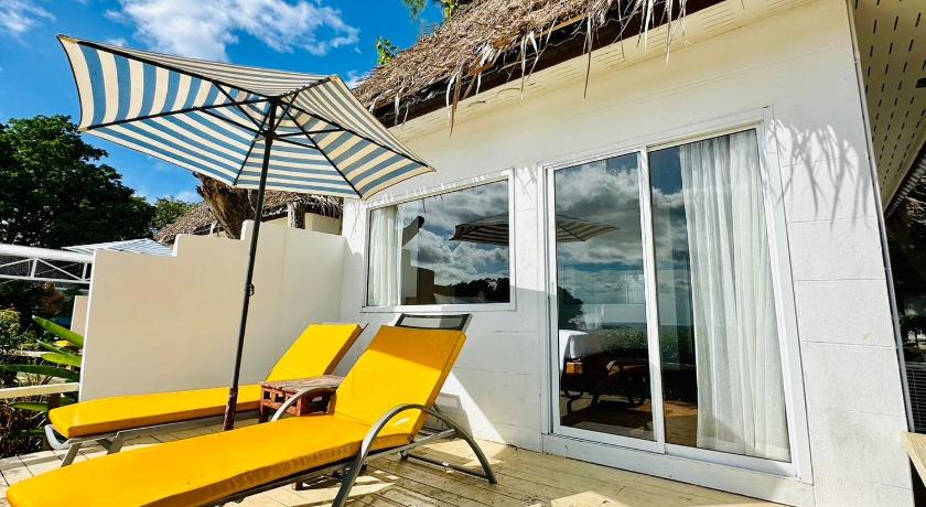 Image of Deluxe Beachfront Bungalow 11