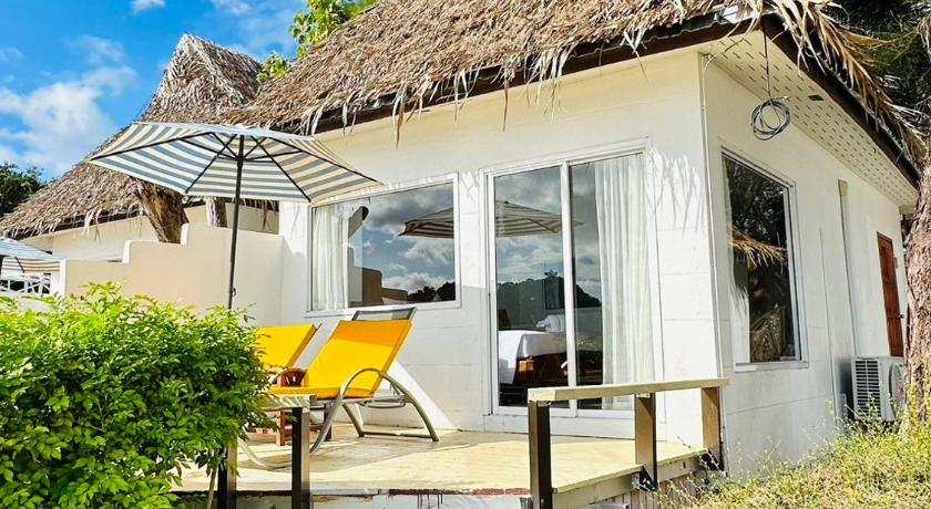 Image of Deluxe Beachfront Bungalow 8