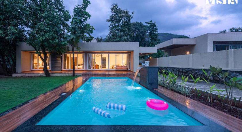 StayVista at Gulposh Retreat with Pool, Lawn & Gazebo