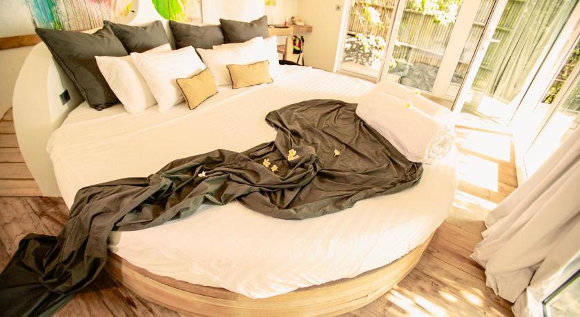 Image of Deluxe Sea View Observation Net & Cinema Villa - Hedonist 4