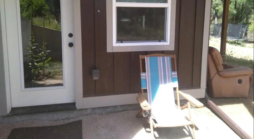 River Mountain Getaway-private, large, in- law apt