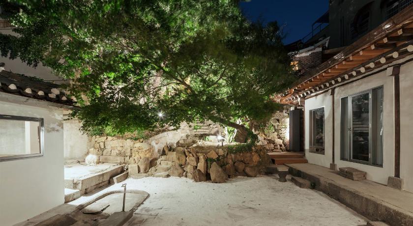 Side Hanok Guesthouse - image 2